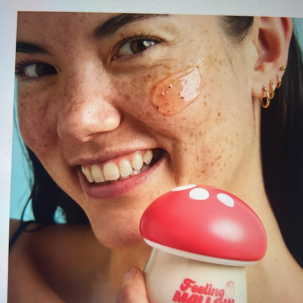 TONYMOLY Strawberry Mushroom Facial Scrub - Picture 4 of 5